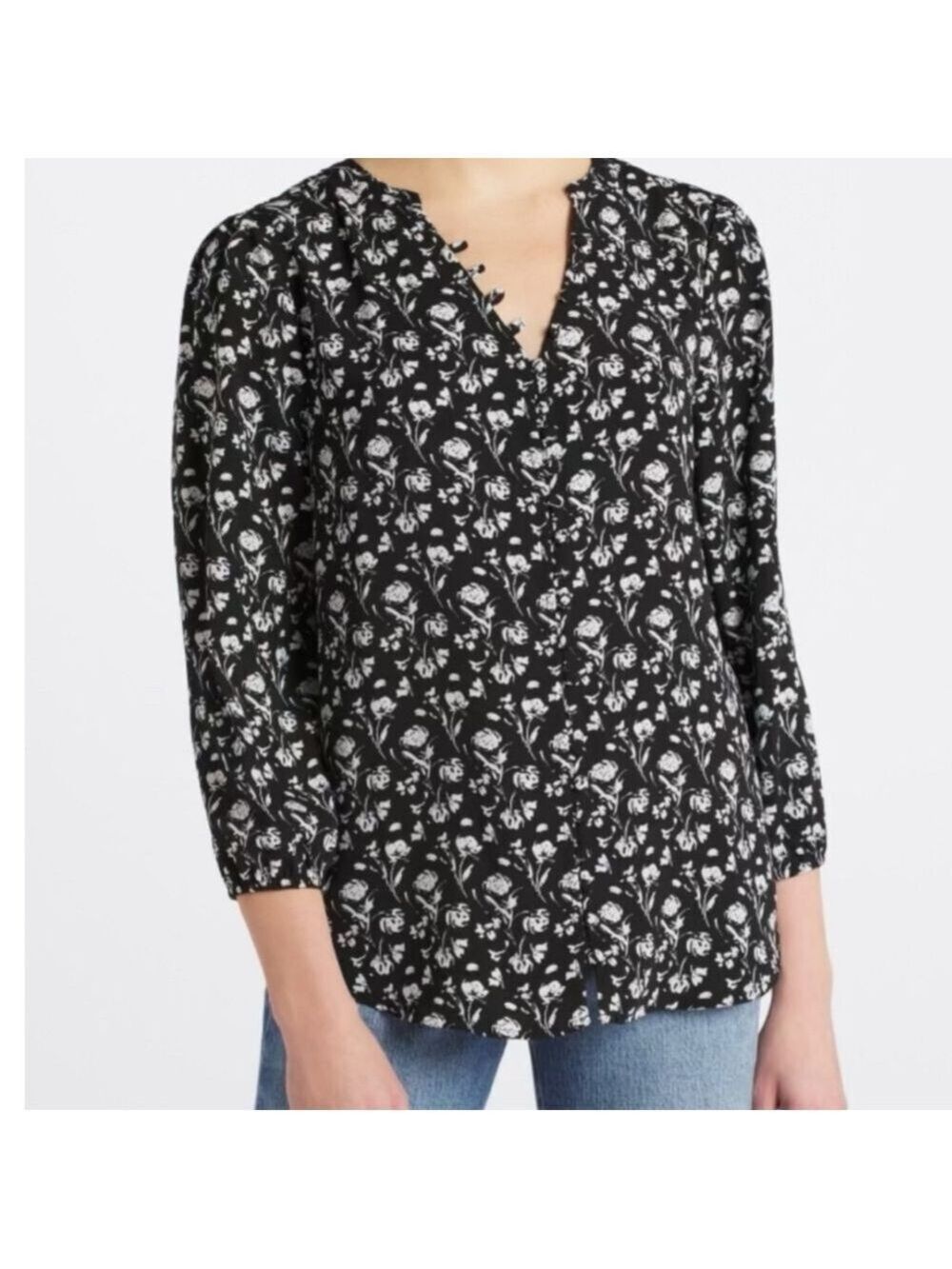 MONDAY FUN 3/4 SLEEVE V NECK LIGHTWEIGHT BLACK & WHITE BLOUSE SIZE M LIKE NEW